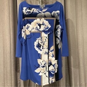 Excellent Condition Blouse by JM Collection.
Lovely flower print.